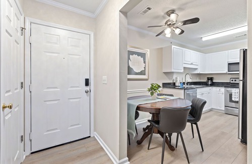 Vaught Condo | Newly Renovated Sunny Condo w/Pool, Gym & Free Parking