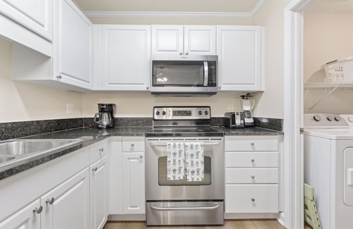 Vaught Condo | Newly Renovated Sunny Condo w/Pool, Gym & Free Parking