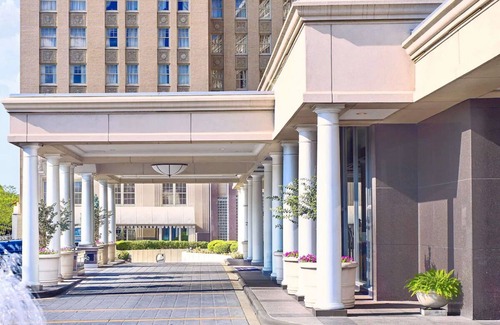 Central West End Apartment | Newly-renovated Unit w/Parking! Pets Are Welcome! W/Pool & Cinema Onsite!