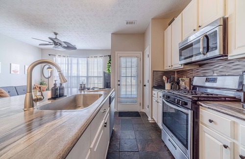 Flowery Branch House | Newly Renovated Cozy Townhome near Lake Lanier/2 Bed, 2.5 Baths Flowery Branch