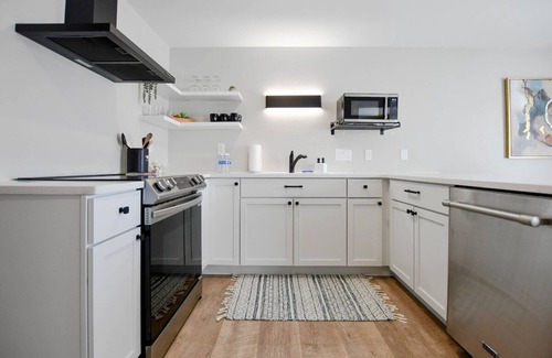 De Pere House | Newly Updated, Spacious Condo