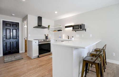 De Pere House | Newly Updated, Spacious Condo