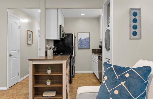 Balboa Peninsula House | Newport Beach Modern King 2BR2BA Steps to Sand with - AC - Wifi - Smart TVs