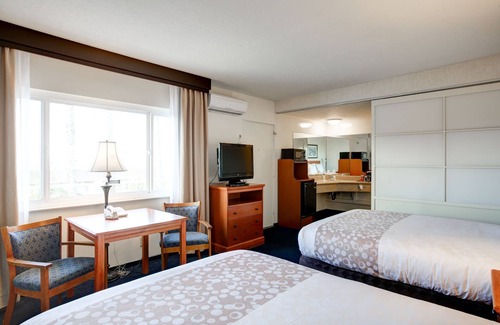 Newport Shores Hotel | Newport Channel Inn - Near Huntington State Beach