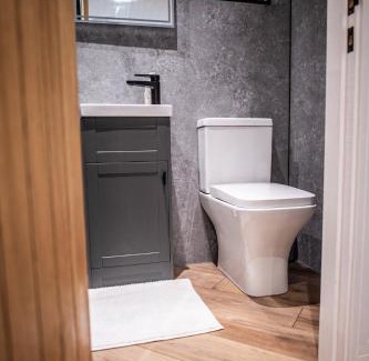 Llangollen House | Newydd Lodge with private hot tub