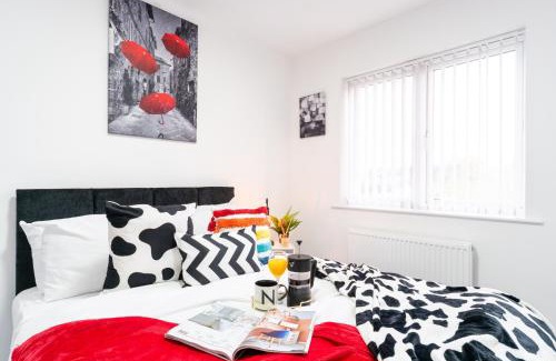 Hull House | Nhyira Private Parking CHic Three Bedrooms Garage 2 Shower rooms Classy Home