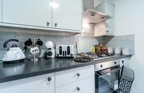 Hull House | Nhyira Private Parking CHic Three Bedrooms Garage 2 Shower rooms Classy Home