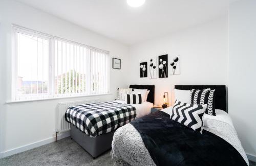 Hull House | Nhyira Private Parking CHic Three Bedrooms Garage 2 Shower rooms Classy Home