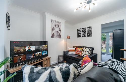 Hull House | Nhyira Private Parking CHic Three Bedrooms Garage 2 Shower rooms Classy Home