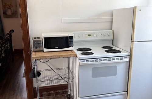 West Allis Apartment | Nice 1 BR Apt with office with WIFI and convenient location