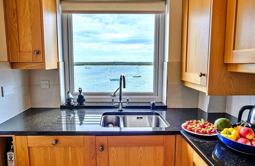 Burnham-on-Crouch Apartment | Nice apartment for 5 people with WIFI, balcony and pets allowed