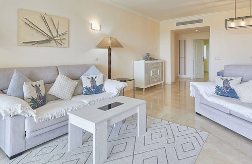Benahavis Apartment | Nice apartment for 6 guests with A/C, pool, WIFI, TV, terrace, pets allowed and parking