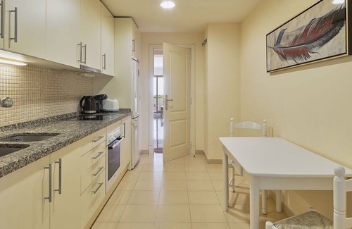 Benahavis Apartment | Nice apartment for 6 guests with A/C, pool, WIFI, TV, terrace, pets allowed and parking