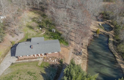 Union Mills House | Nice quiet keyless entry home just 25 min to Lake Lure & Chimney Rock with barn