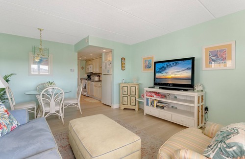 Avalon Condo | Nicely appointed one bedroom air conditioned Merrimac Condominium offering beachblock location