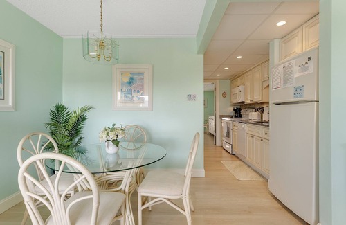 Avalon Condo | Nicely appointed one bedroom air conditioned Merrimac Condominium offering beachblock location