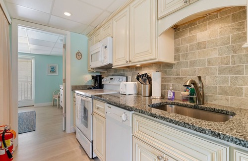 Avalon Condo | Nicely appointed one bedroom air conditioned Merrimac Condominium offering beachblock location