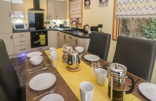 Knott End-on-Sea Cottage | NICKY NOOK LODGE, with a garden in Scorton