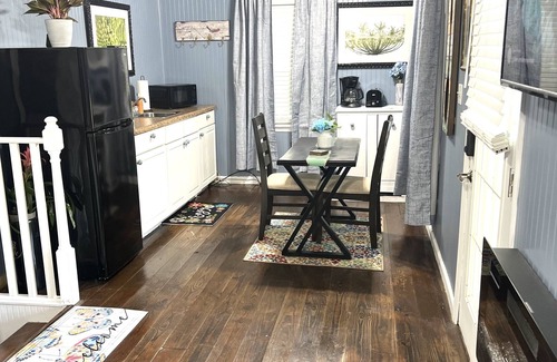 Hartsfield Cottage | Nico's Cottage: Nestled in the woods next to DeMott Lakeside