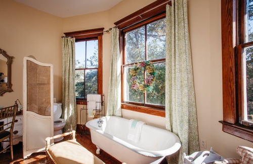 Lyons Bed & Breakfast | Nine Columns