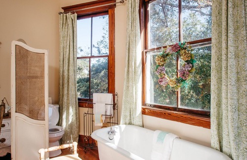 Lyons Bed & Breakfast | Nine Columns