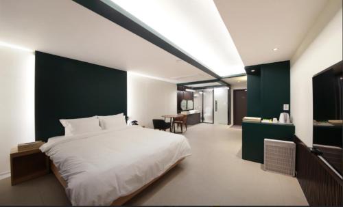 Gunsan Hotel | Nine Tree Drive in Hotel