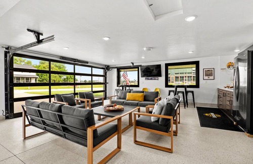 Ashwaubenon House | NineSixFive Fieldhouse | Stadium · Arcades · Luxe