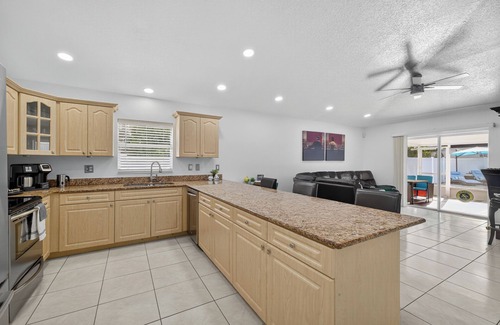 Tampa House | nLuxurious 4BR Home w/Private Pool, Gym, and Outdoor Kitchen near Busch Gardens