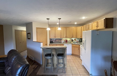 Tea House | NO STEPS w/attached garage and screened in patio, NO sales tax with 28 day stay!