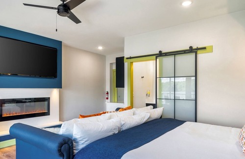 Dandridge Villa | No Wake Zone (1-Bedroom Villa) with Lake view by RedAwning