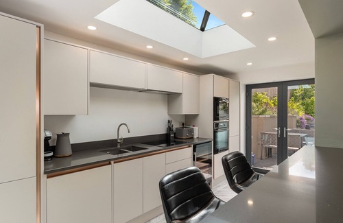 Saundersfoot House | No5 Highpoint luxury townhouse ,2 en-suite bedrooms onsite indoor swimming pool