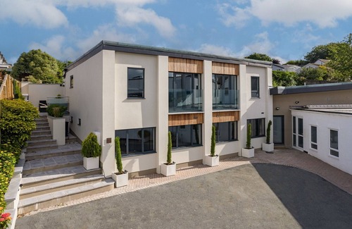 Saundersfoot House | No5 Highpoint luxury townhouse ,2 en-suite bedrooms onsite indoor swimming pool