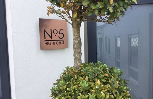 Saundersfoot House | No5 Highpoint luxury townhouse ,2 en-suite bedrooms onsite indoor swimming pool