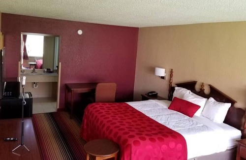 Perry House | Non-smoking King 1st Floor Accommodation at FairBridge Inn Express Perry