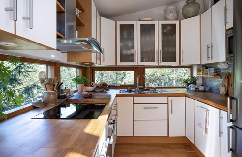 Flemingsberg Villa | Nordic design dream in forest! Lake, hot tub, privacy & 15 mins to Stockholm