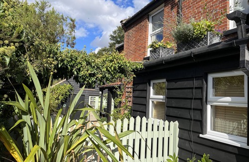 Geldeston House | Norfolk Broads Comfy Cottage. 500 yds River. Suffolk/Norfolk Broadland Village.