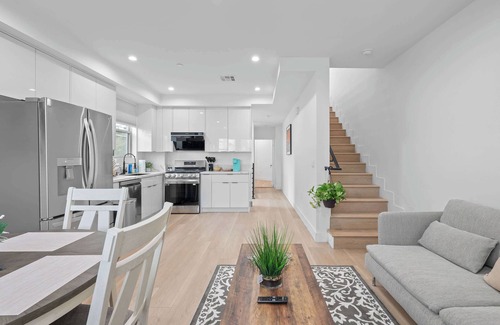 Pico-Union Apartment | Not affected by the fire/Modern 5BR Home with Full Amenities & Parking #2