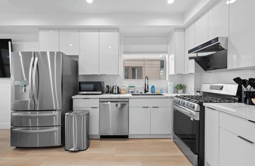 Pico-Union Apartment | Not affected by the fire/Modern 5BR Home with Full Amenities & Parking #2