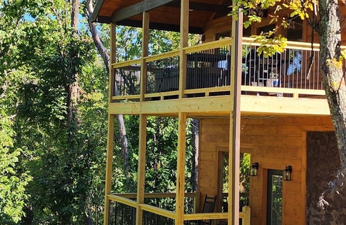 Gatlinburg - Pigeon Forge Cabin | NOV/THANKSGIVING AVAILABLE! New 2/2 LOG CABIN - SLEEPS 6 - HOT TUB + POOL TABLE