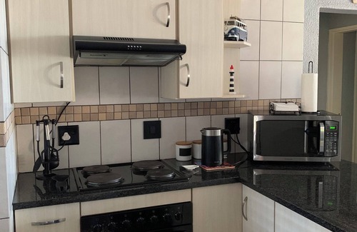 Kingsborough Condo | nSeaview, 6 sleeper, secure complex with amenities, direct beach access and WiFi