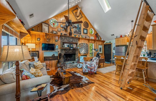 Mentone Cabin | nSpectacular Mountain Top cabin Amazing Views Large Balcony With Low Rates