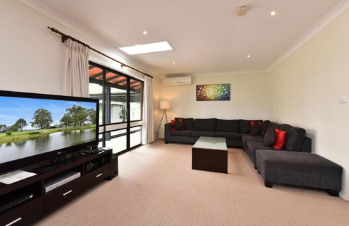 Nulkaba House | Nulkaba Escape, super central, walk to Zoo, short drive to Potters + Wineries