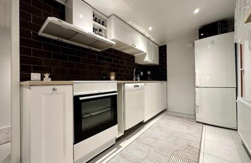 Gavle Apartment | Nyrenoverat boende i villaområde