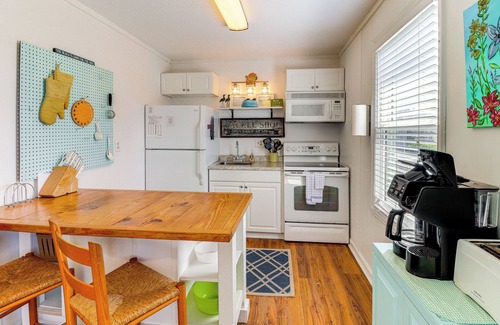 Yaupon Beach Apartment | Oak Island Condo w/Ocean View: Steps to Beach!