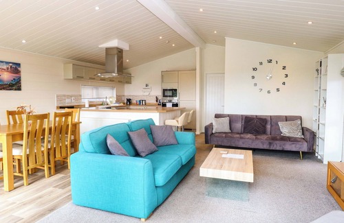 Stowmarket House | OAK TREE HOLIDAY LODGE, pet friendly, with open fire in Stonham Aspal