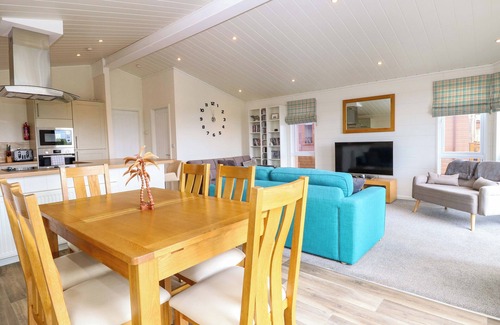 Stowmarket House | OAK TREE HOLIDAY LODGE, pet friendly, with open fire in Stonham Aspal