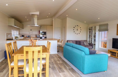 Stowmarket House | OAK TREE HOLIDAY LODGE, pet friendly, with open fire in Stonham Aspal