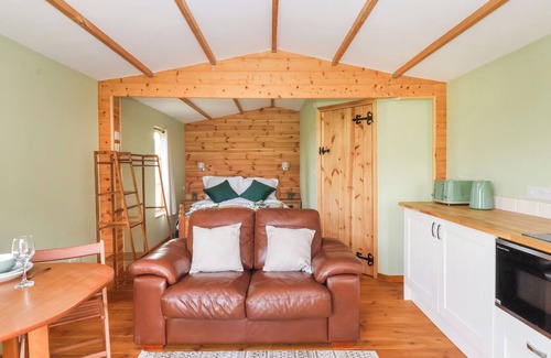 Low Catton Cottage | OAK TREE LODGE, romantic, character holiday cottage in Strensall