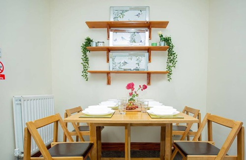 Corby House | Oakley View 5 Person Comfortable Accommodation