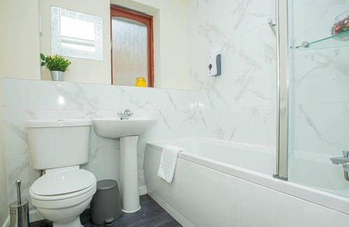 Corby House | Oakley View 5 Person Comfortable Accommodation